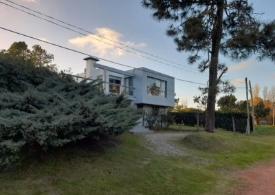 Hermosa casa de 4 dormitorios en venta en Rincón del Indio, Punta del Este.