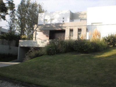 Casa en venta de 3 dormitorios en Rincón del Indio, Punta del Este. 