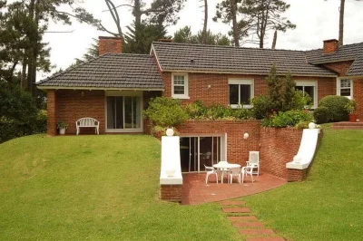 Casa en venta de 5 dormitorios en Cantegril, Punta del Este.