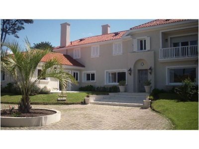 Hermosa casa en venta de 5 dormitorios en Golf, Punta del Este.