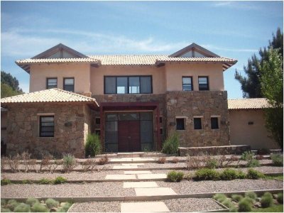 Moderna casa en venta de 3 dormitorios en Punta del Este.