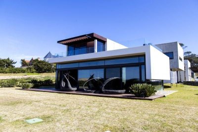 Casa de 4 dormitorios en venta en Manantiales, Punta del Este.