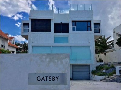 Casa en venta de 4 dormitorios frente al mar en Península, Punta del Este.