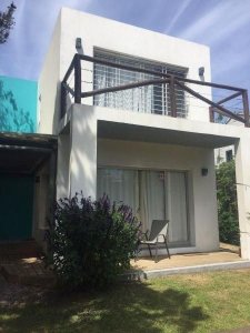 Casa en venta de 3 dormitorios en La Barra, Punta del Este.