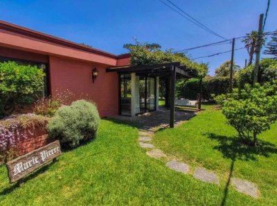 Hermosa casa en venta de 3 dormitorios en Mansa, Punta del Este.