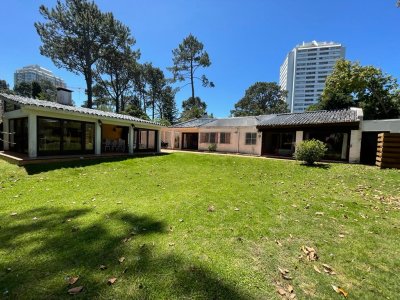  Hermosa casa de 4 dormitorios en Mansa, Punta del Este.