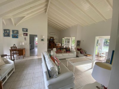 VENTA CASA DE 4 DORMITORIOS BARRIO PRIVADO LA ARBOLADA PUNTA DEL ESTE 