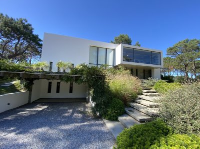 Casa en venta de 4 dormitorios en suite en Pinar del Faro, Punta del Este.