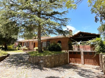 Casa de 3 dormitorios + dependencia en venta en Jardines de Córdoba, Punta del Este.