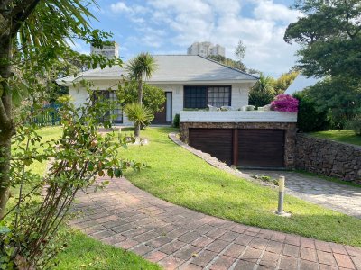 Casa en venta de 5 dormitorios en Cantegril, Punta del Este.