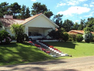 Hermosa propiedad en venta de 3 dormitorios en Cantegril, Punta del Este.