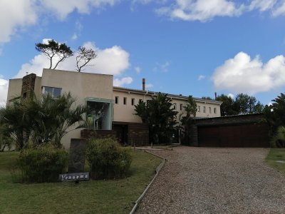 Casa en Venta de 5 Dormitorios en Barrio Privado Laguna Blanca