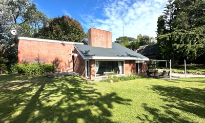 Casa en venta de 4 Dormitorios ubicada en Cantegril, Punta del Este