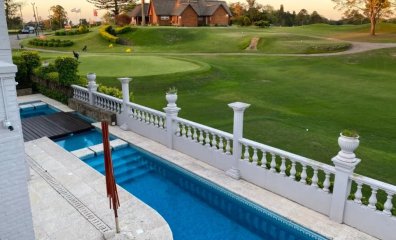 Hermosa casa en venta de 4 dormitorios en el Golf, Punta del Este.
