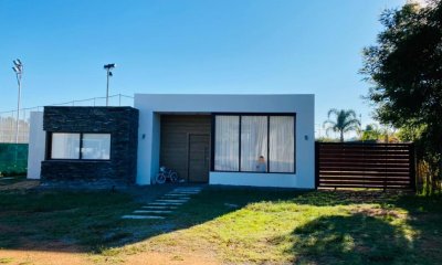 Casa de 2 dormitorios en venta en barrio privado La Residence, Punta del Este.