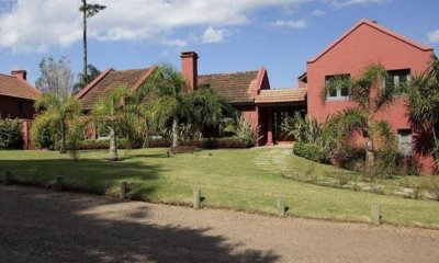 Hermosa casa en venta de 6 dormitorios en La Barra, Punta del Este.