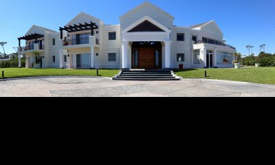 Casa en venta de 5 dormitorios en primera linea playa Mansa, Punta del Este.