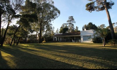 Casa en venta de 2 dormitorios en La Arbolada, Punta del Este.