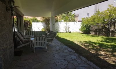 Casa de 5 dormitorios en venta en Marconi, Punta del Este.