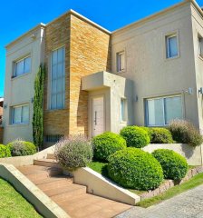 Casa de 4 dormitorios en venta en Pinares, Punta del Este.