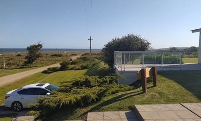Excelente casa en venta frente al mar en Barra de Portezuelo, Punta del Este.