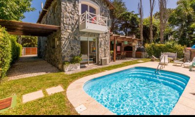 Muy linda casa en venta de 3 dormitorios en Rincón del Indio, Punta del Este.