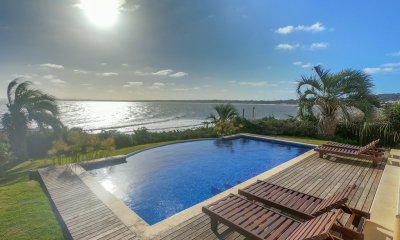 Espectacular casa en Punta Ballena sobre el mar