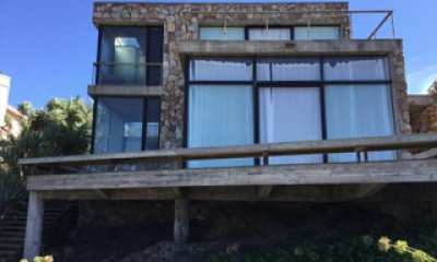 Moderna casa en venta frente al mar en Manantiales, Punta del Este.