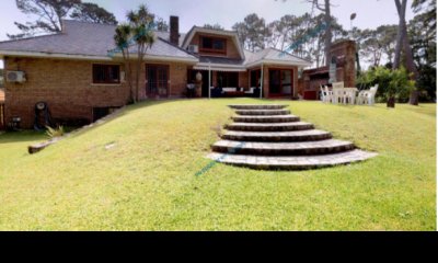 Hermosa casa en venta de 4 dormitorios en Lugano, Punta del Este