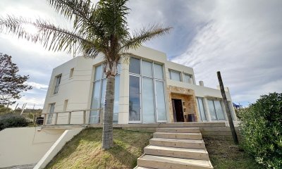 Excelente casa en venta de 5 dormitorios en Manantiales, Punta del Este.