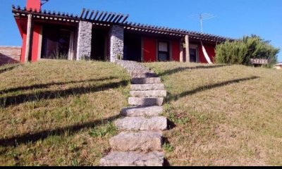 Linda casa en venta en Manantiales, Punta del Este.