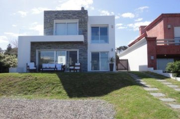 Hermosa casa en venta de 4 dormitorios frente al mar en Montoya, Punta del Este.