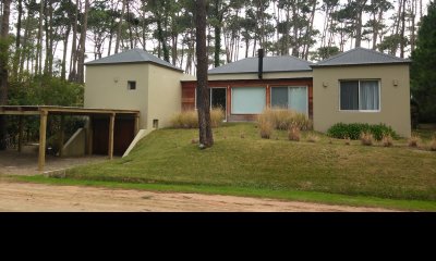 Casa en venta de 3 dormitorios + dependencia en Laguna Blanca, Punta del Este.