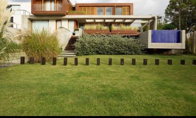 Hermosa casa en venta de 4 dormitorios en La Barra, Punta del Este.