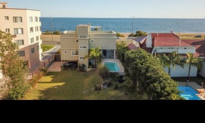 Hermosa casa en venta de 4 dormitorios frente al mar, Punta del Este.