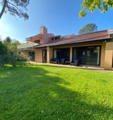 Casa en venta de 5 dormitorios en Lugano, Punta del Este.