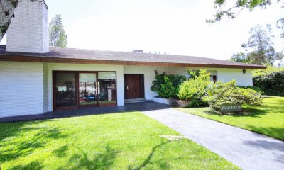 Casa en venta de 4 dormitorios en Cantegril, Punta del Este.