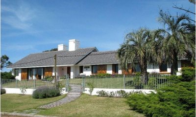 Hermosa casa en venta de 3 dormitorios en Playa Brava, Punta del Este.