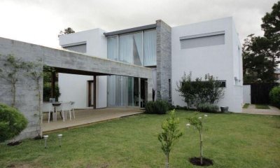 CASA DE 5 DORMITORIOS EN MANSA, PUNTA DEL ESTE