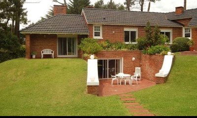Casa en venta de 5 dormitorios en Cantegril, Punta del Este.
