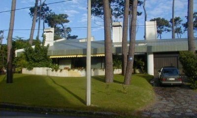 Casa en venta de 3 dormitorios en zona playa Mansa, Punta del Este.
