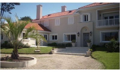 Hermosa casa en venta de 5 dormitorios en Golf, Punta del Este.