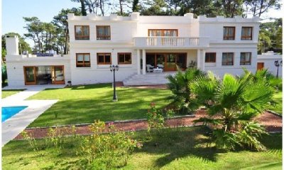 Casa en venta de 5 dormitorios en Playa Mansa, Punta del Este.
