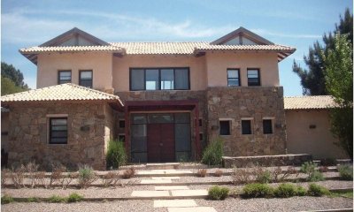 Moderna casa en venta de 3 dormitorios en Punta del Este.