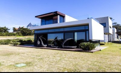 Casa de 4 dormitorios en venta en Manantiales, Punta del Este.