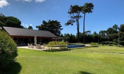 Casa en venta de 5 dormitorios en Country, Punta del Este.