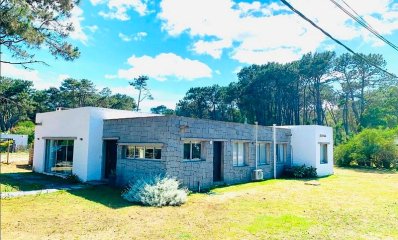 Casa de 3 dormitorios en venta en La Barra, Punta del Este.