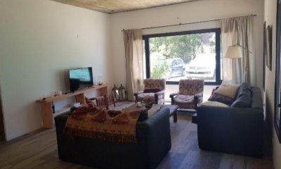 Hermosa casa en venta de 3 dormitorios en Montoya, Punta del Este.