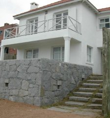 VENTA DE CASA DE 3 DORMITORIOS EN MONTOYA A PASOS DEL MAR