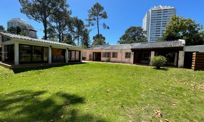 Hermosa casa de 4 dormitorios en Mansa, Punta del Este.